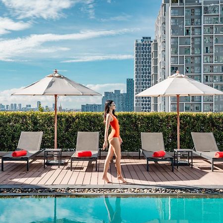 Avani Sukhumvit Bangkok Hotel Exteriör bild The rooftop pool at the hotel