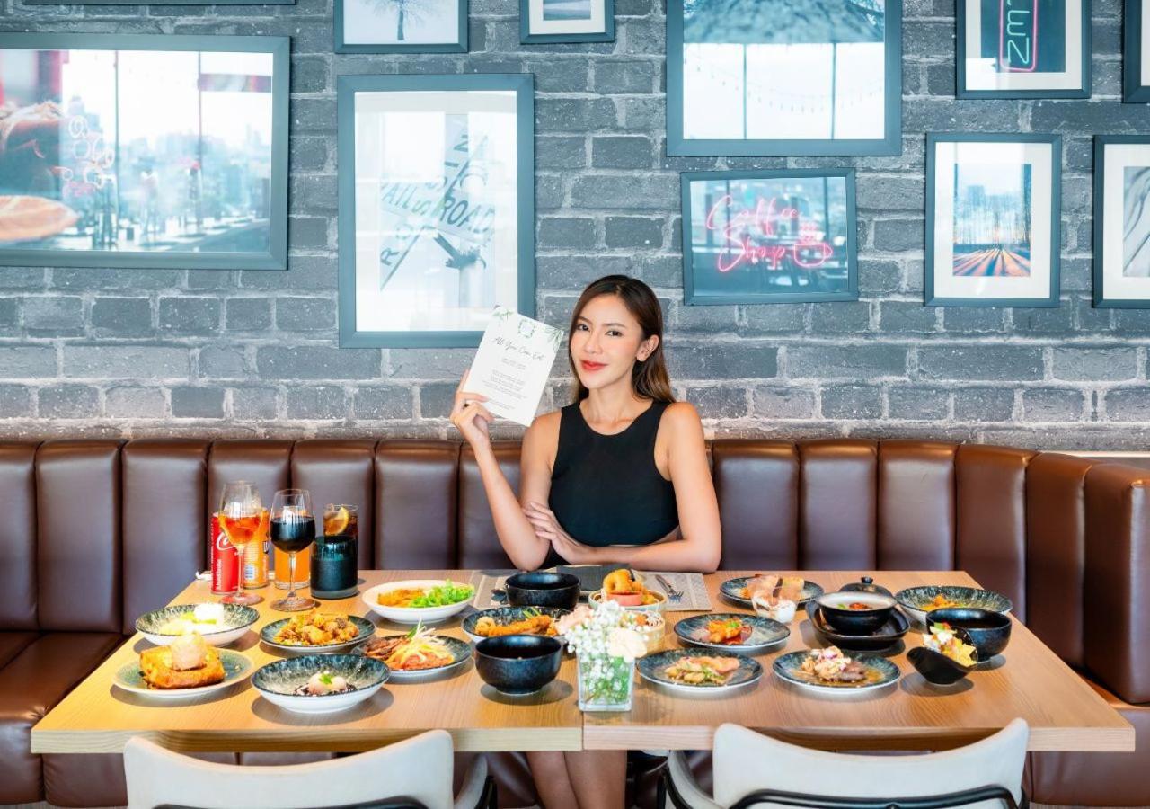 Avani Sukhumvit Bangkok Hotel Exteriör bild A woman eating at a restaurant