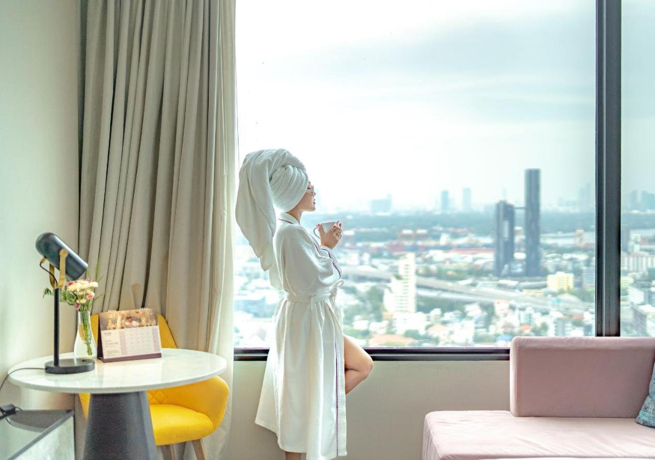Avani Sukhumvit Bangkok Hotel Exteriör bild A woman wearing a bathrobe