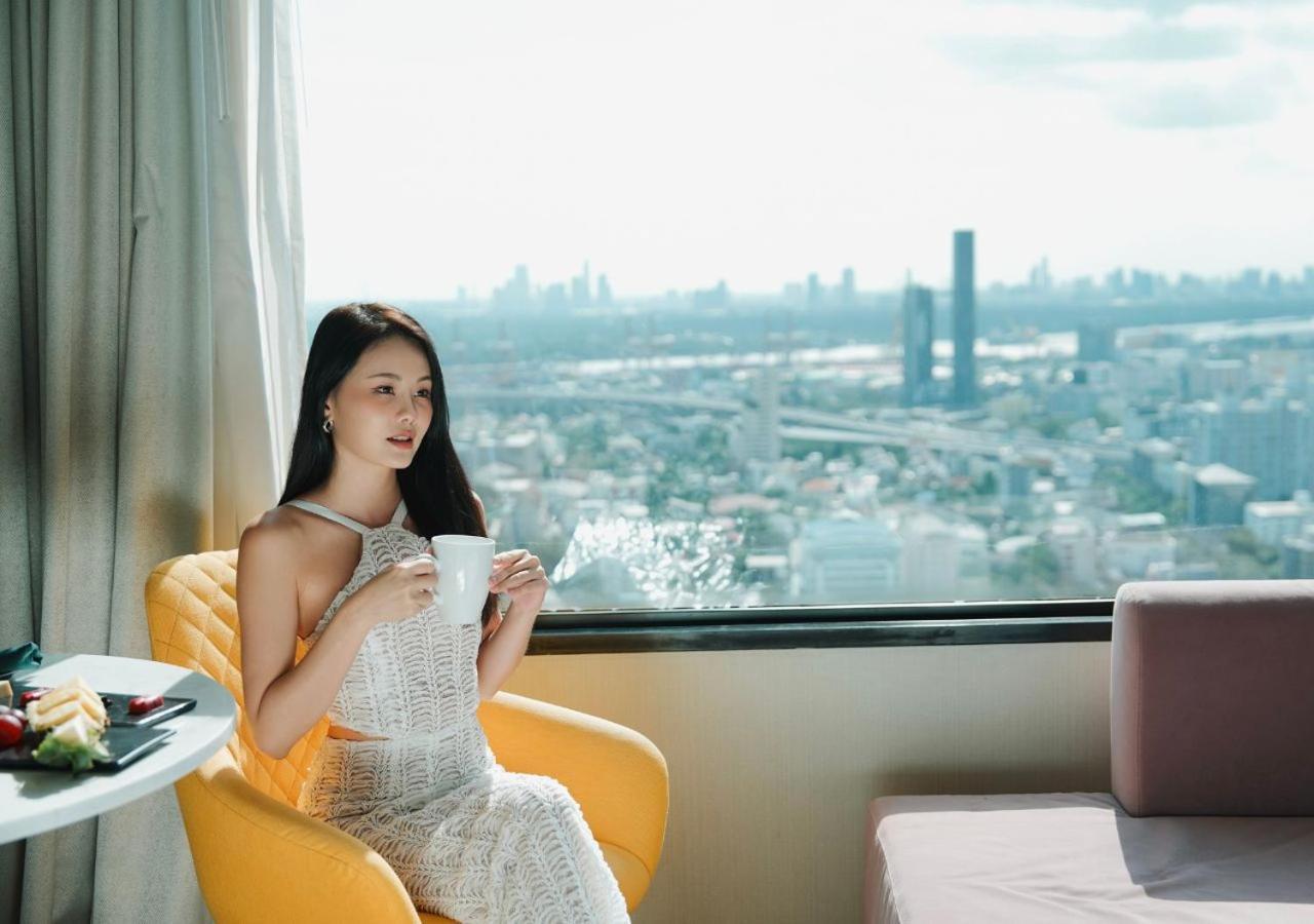Avani Sukhumvit Bangkok Hotel Exteriör bild A woman drinking coffee
