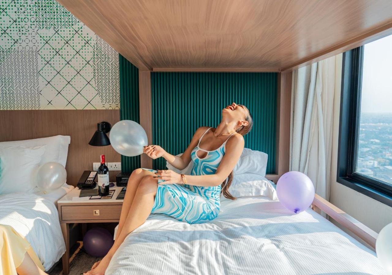 Avani Sukhumvit Bangkok Hotel Exteriör bild A woman in a hotel room